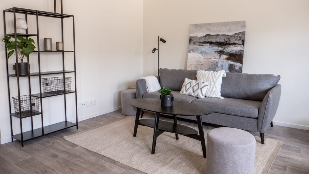 Möblerat vardagsrum.