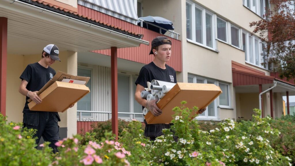 Sommarjobbare bär kvarlämnade saker.