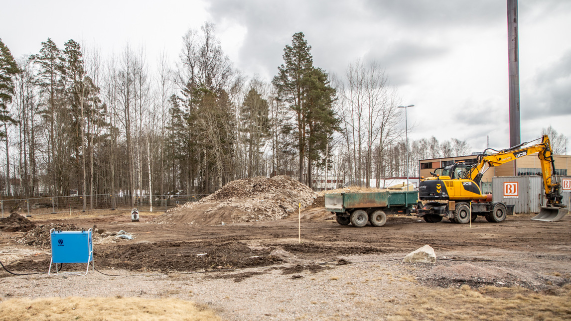 En byggarbetsplats med en tipptruck och byggutrustning.