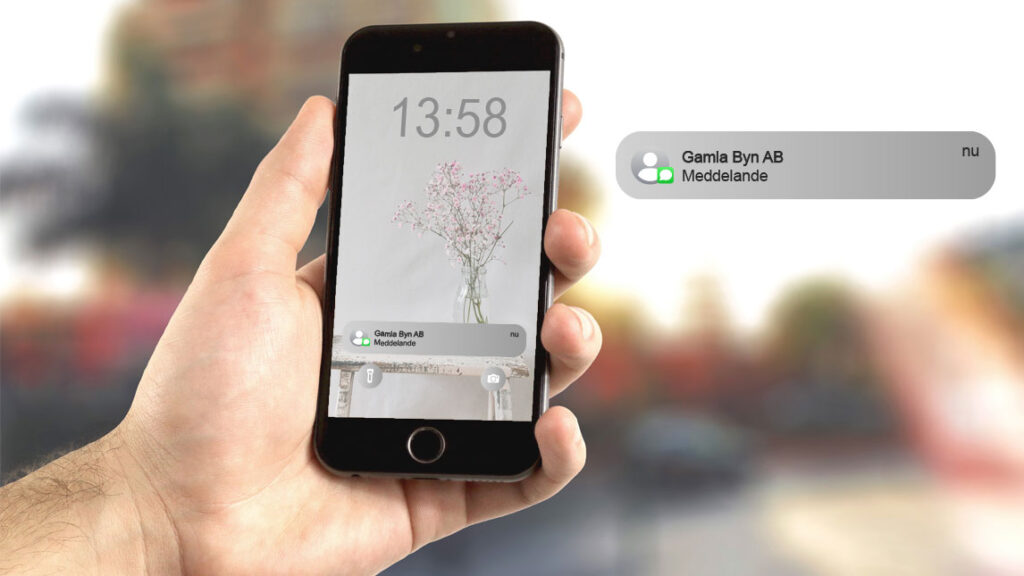 En hand som håller i en mobiltelefon.