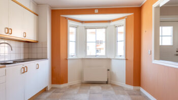 Omöblerat kök i en lägenhet.