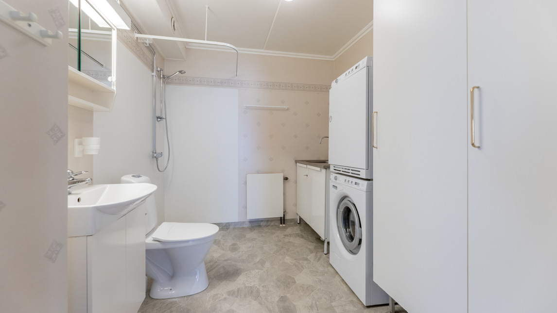 WC med tvättmaskin och torktumlare.