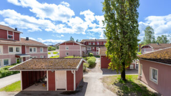 Bostadsområde med rosa/röda lägenhetshus.