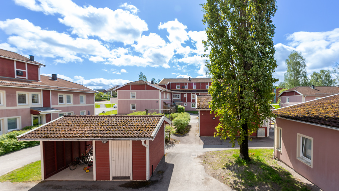 Bostadsområde med rosa/röda lägenhetshus.