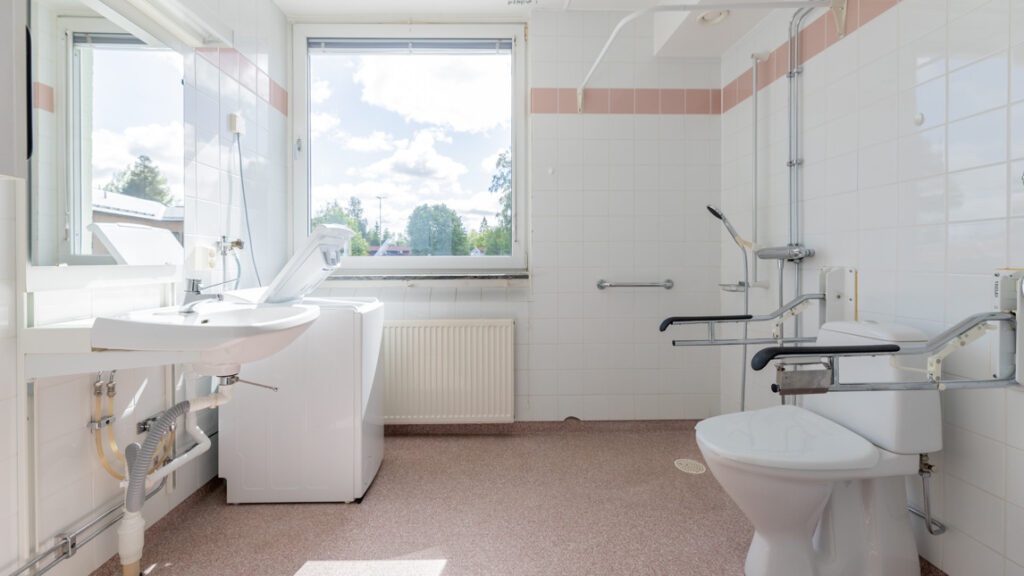 WC med tvättmaskin och dusch.