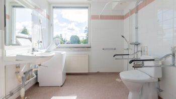 WC med tvättmaskin och dusch.