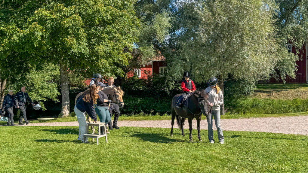 Två ponnier med barnryttare på ryggen.