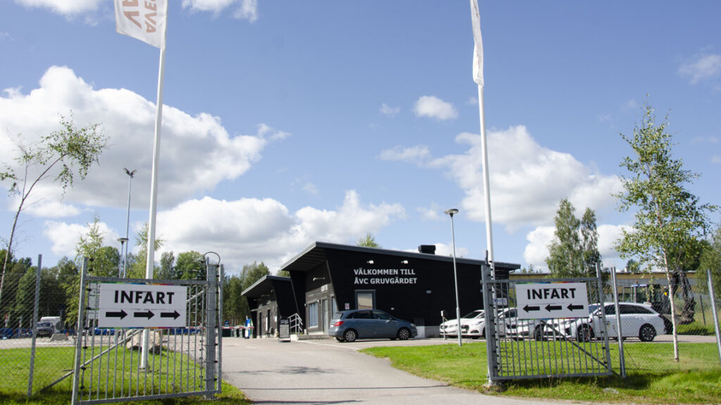En byggnad med en skylt som säger infart bredvid en väg.
