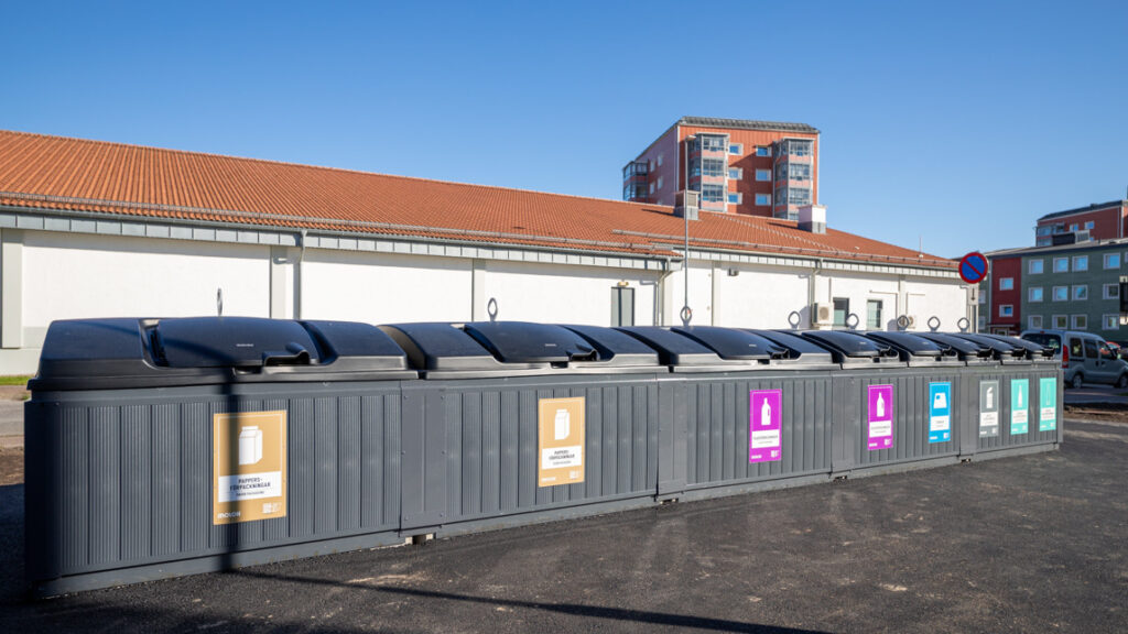 En rad fastighetsnära sorteringskärl.
