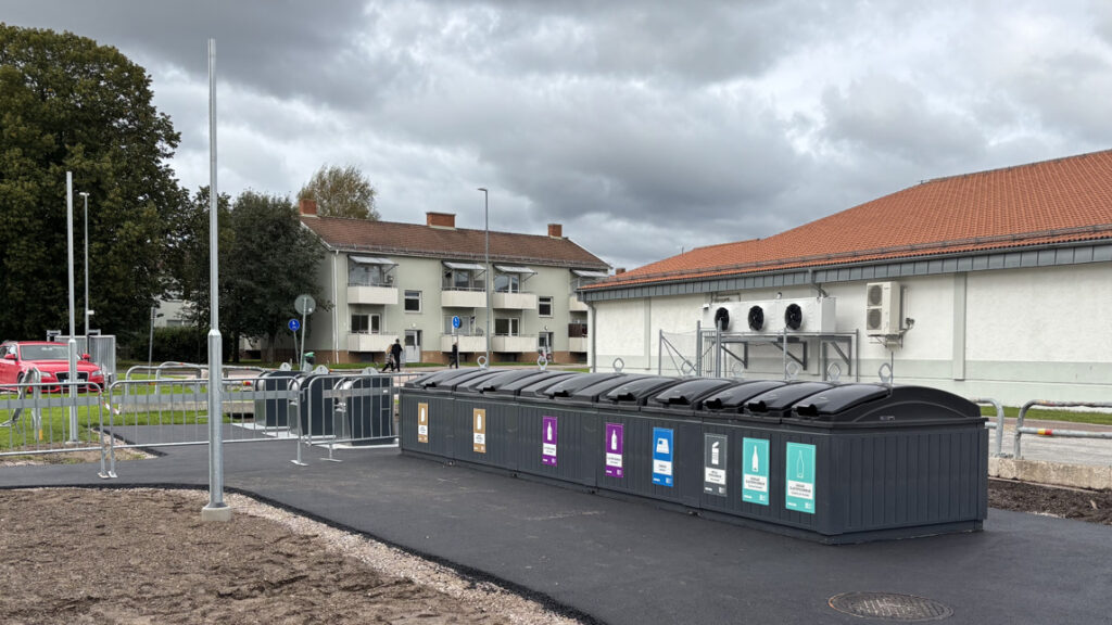 Flera sorteringskärl på rad.