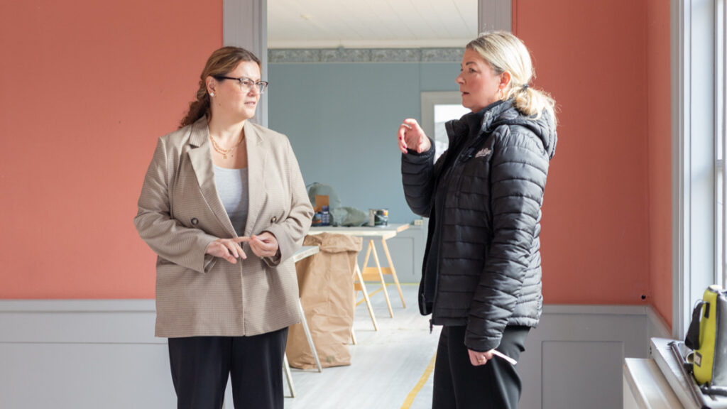 Några kvinnor som står bredvid varandra.