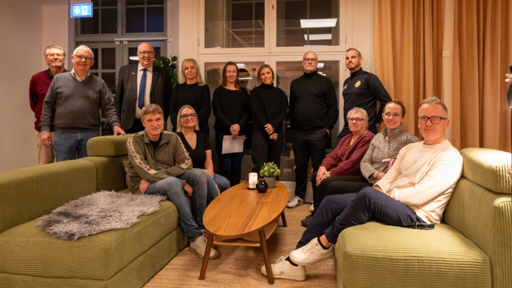 En grupp människor står och sitter uppställda för fotografering.