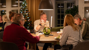 En grupp människor sitter runt ett bord.