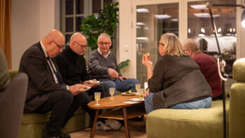 En grupp människor sitter runt ett bord.