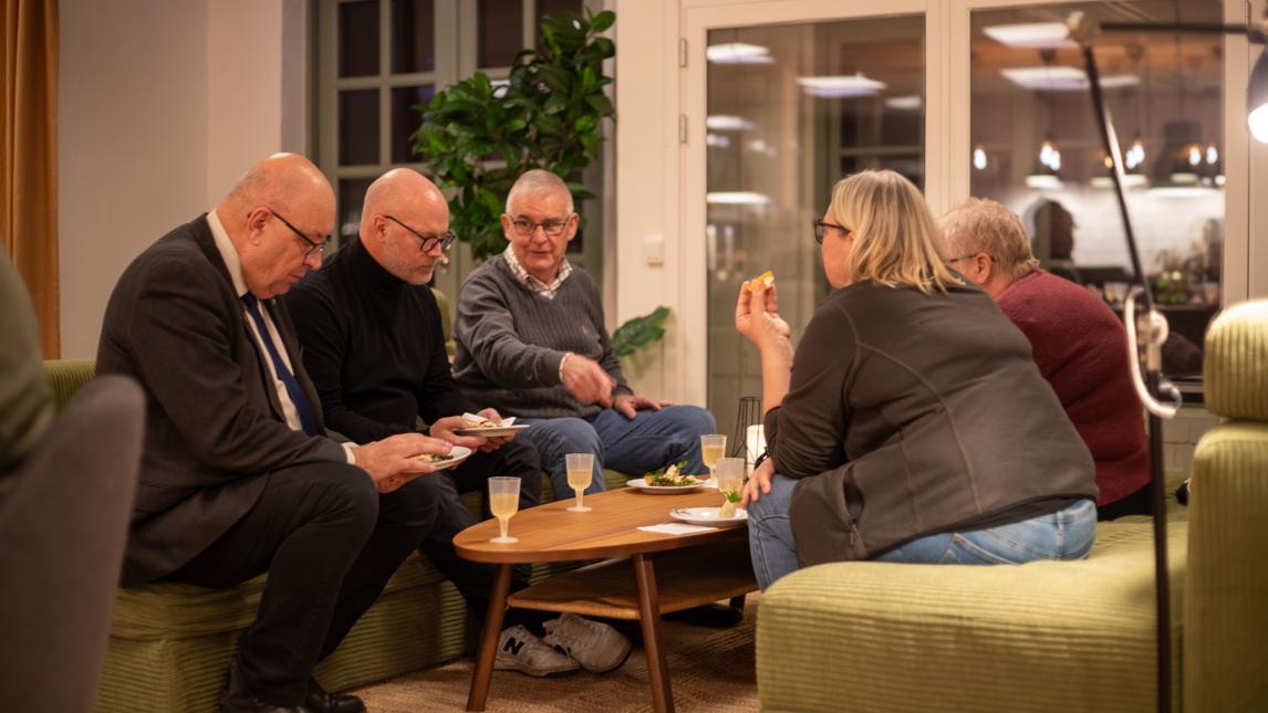 En grupp människor sitter runt ett bord.