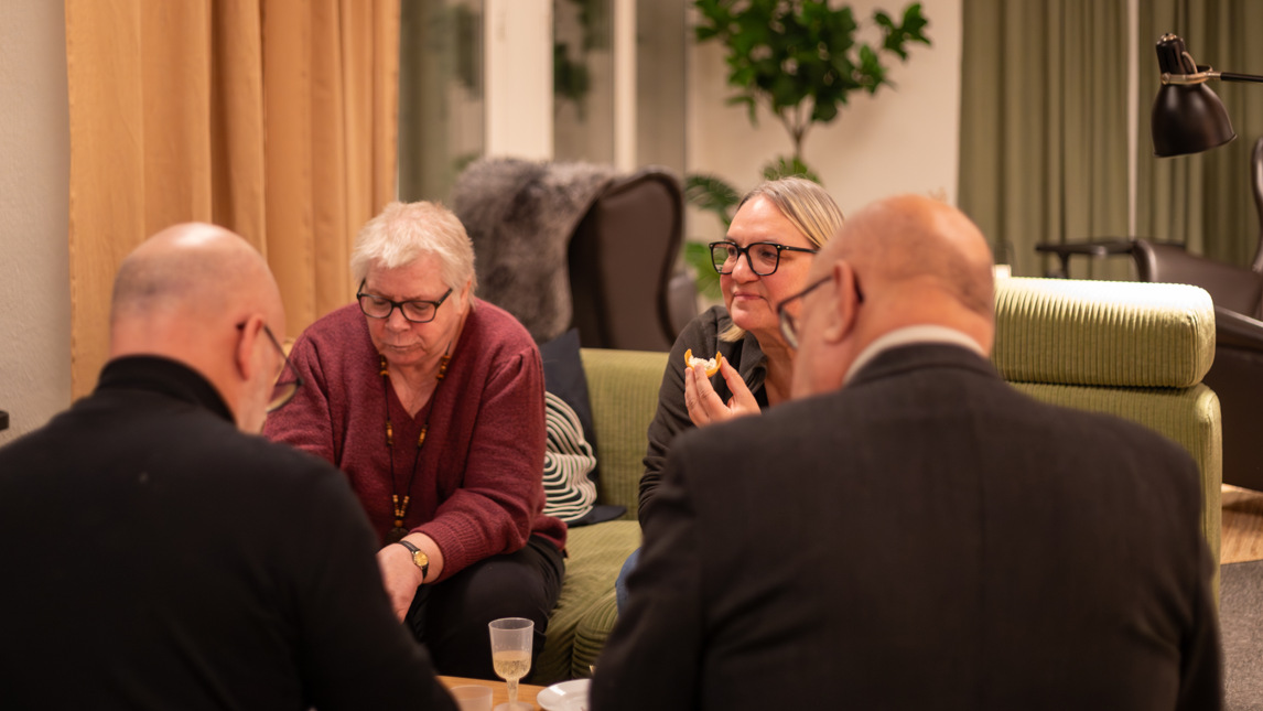 En grupp människor sitter runt ett bord.