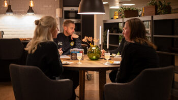 En grupp människor sitter runt ett bord.