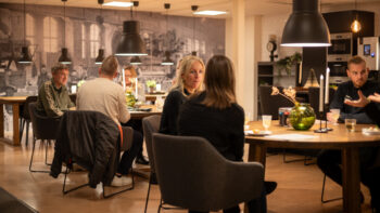 En grupp människor sitter runt ett bord.