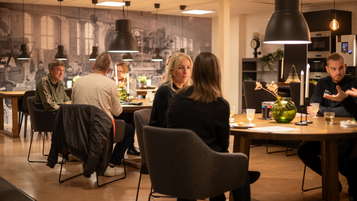 En grupp människor sitter runt ett bord.