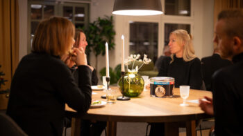 En grupp människor sitter runt ett bord.