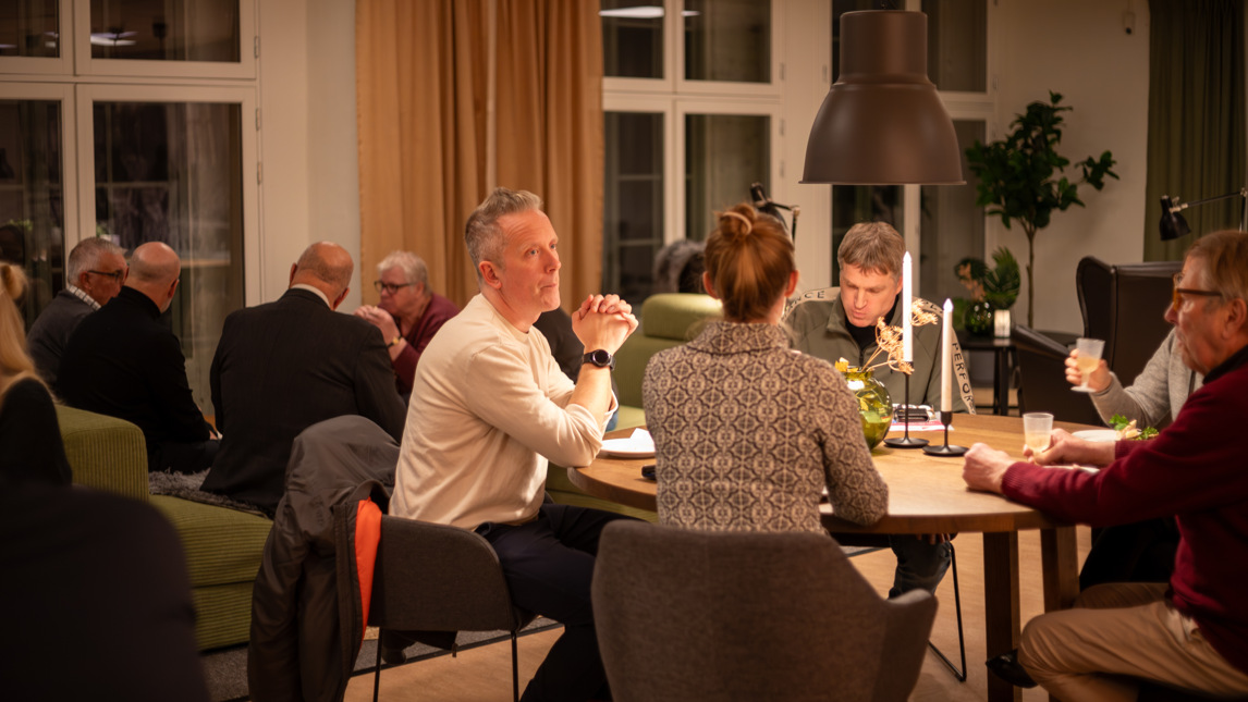 En grupp människor sitter runt ett bord.