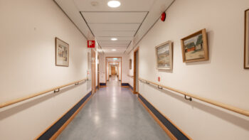 Lång korridor med flera dörrar på båda sidorna.