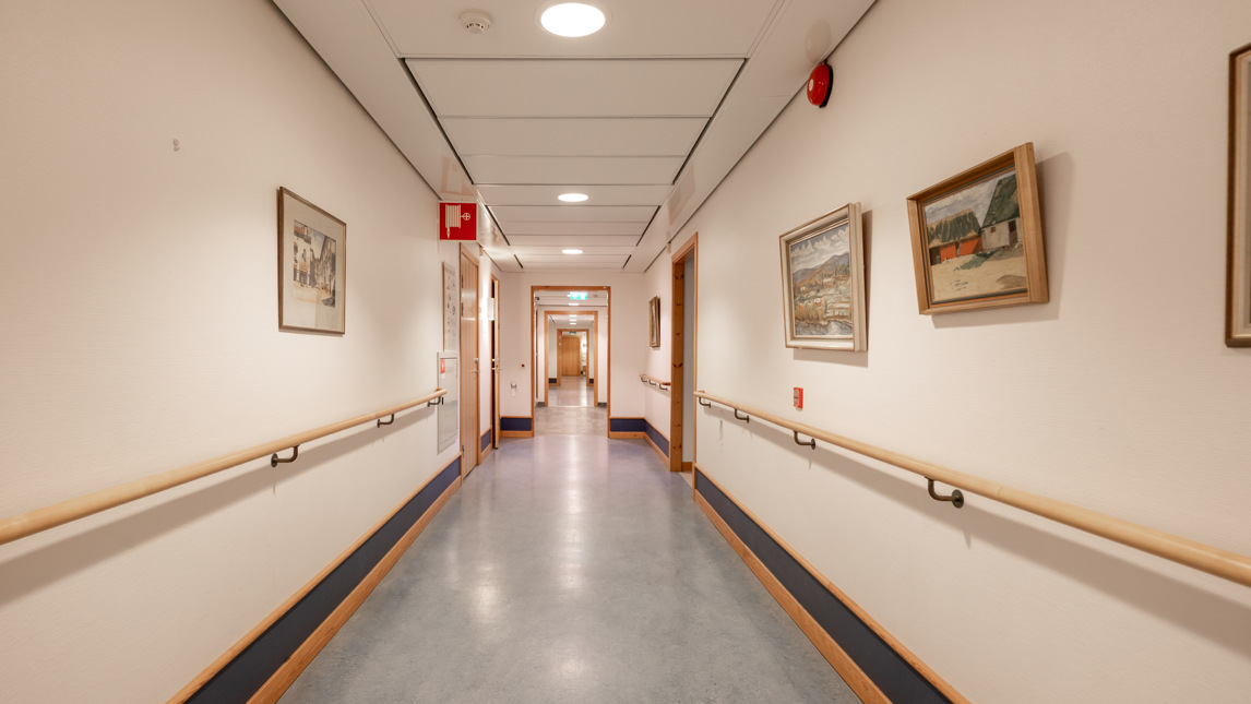 Lång korridor med flera dörrar på båda sidorna.