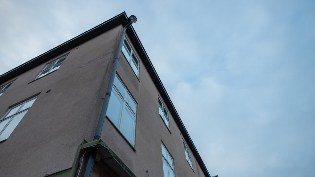 En byggnad fotograferad nerifrån.