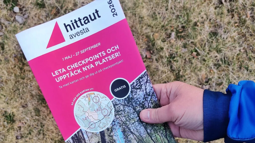 Någon håller i en ihopvikt karta i sin hand.