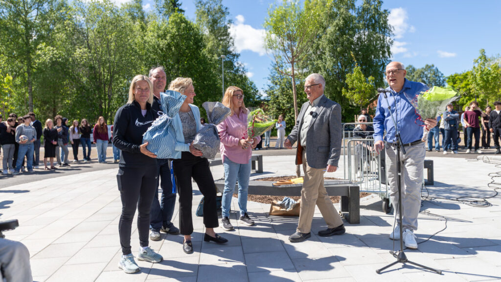 En grupp glada människor i en park.