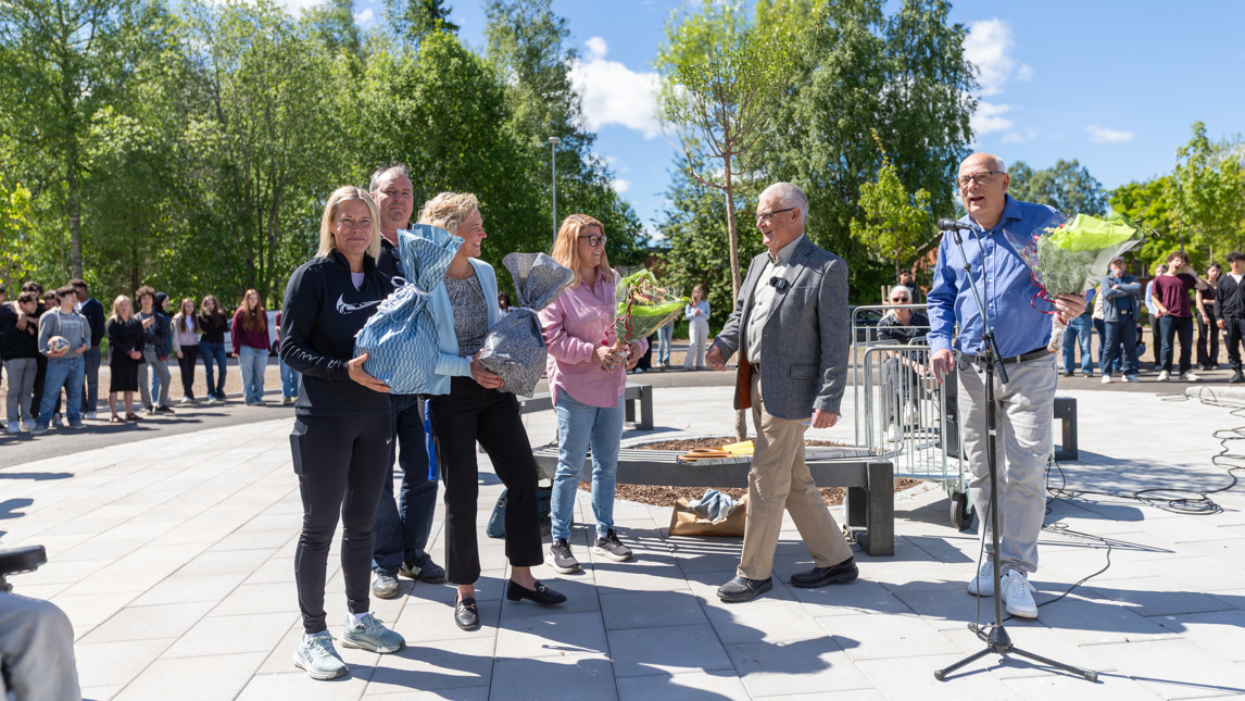 En grupp glada människor i en park.