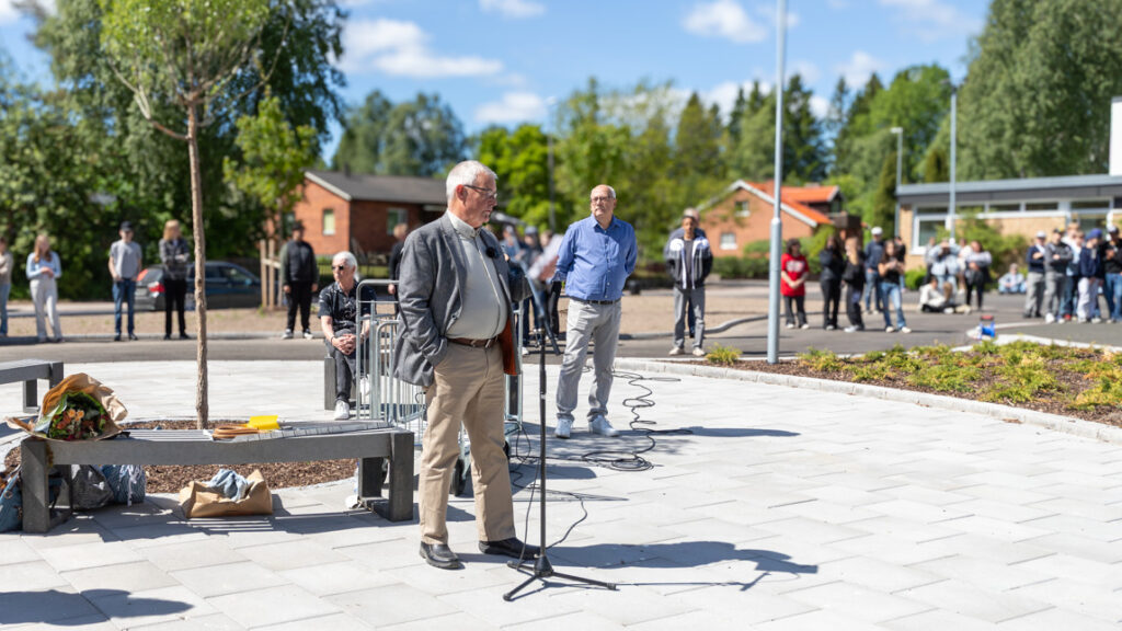 En grupp människor i en park.